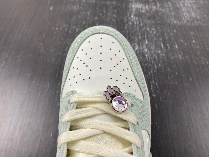 nike dunk low lx